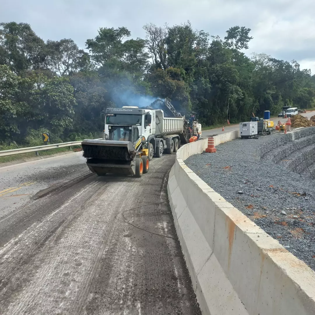 Manutenção e recapeamento com construção de barreira de contentação em Gabião